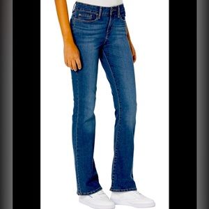 Levi’s Signature Gold Label Boot Cut Jeans. Misses size 26. NWT